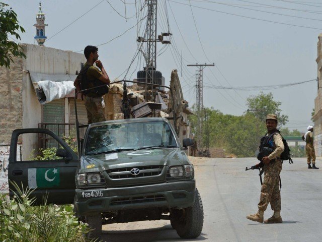گوریچانی وزیرستان ءَ لشکر ءِ گاڑی ءِ سر ءَ بمب تراک، یک کارمندے بیران ءُ سَے زدگ