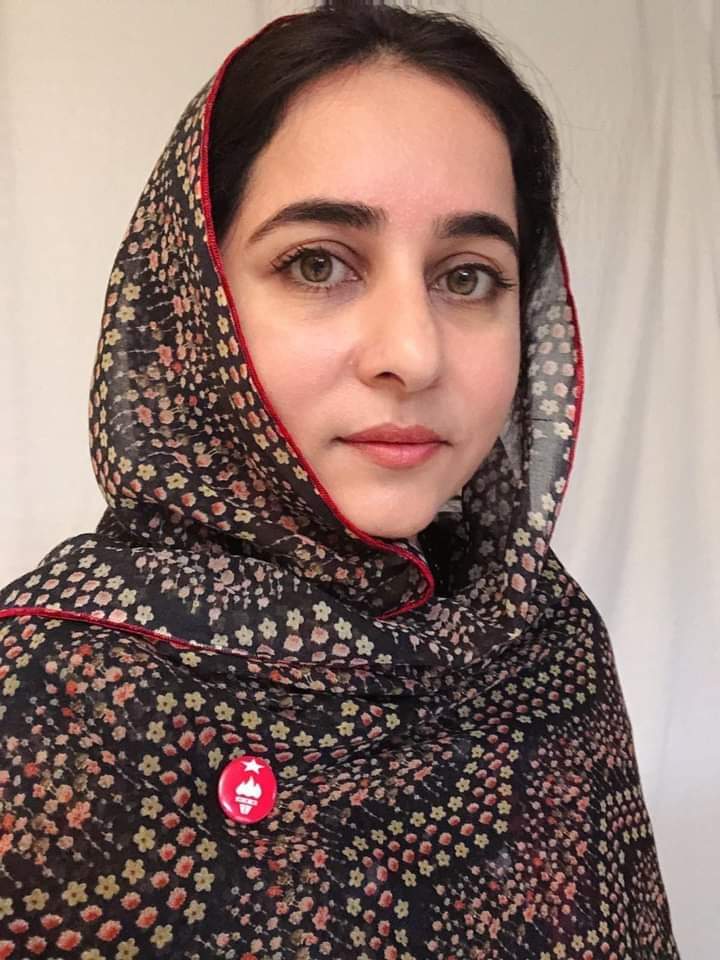 شھید بانک کریمہ ءِ جسد ءِ آیگ ءَ کراچی ءَ راجی پھر ءُ شانے ءَ وش اتکے ءَ دیم ءَ روگ بیت – بلوچ یکجھتی کمیٹی تمپ