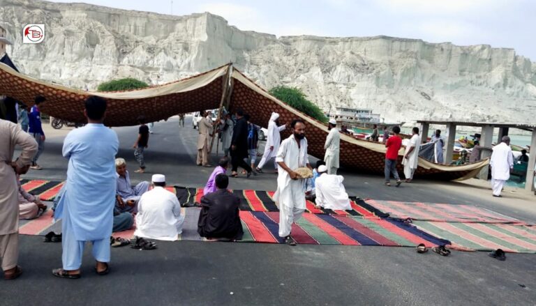 گوادر: آل پارٹیز ءِ نیمگ ءَ ایس ایچ او گوادر ءِ بدل کنگ ءَ آپ ءِ نہ بوگ ءَ نندانکی ھرتال بیتگ