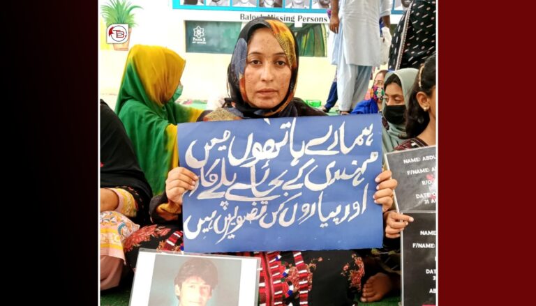 چار اکتوبر ءَ برات ءِ بیگوائی ءَ پنچ سال سرجم بیت، کراچی پریس کلب ءِ دیم ءَ زھرشانی کناں۔ سیما بلوچ