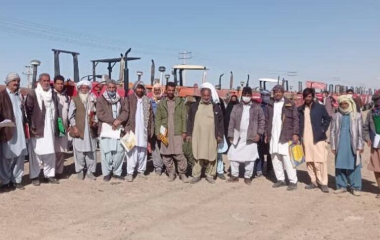 روکپتی بلوچستان: دھکانکاراں ٹریکٹرانی تیل ءِ نہ پُجگ ءِ ھلاپ ءَ زھرشانی کرتگ