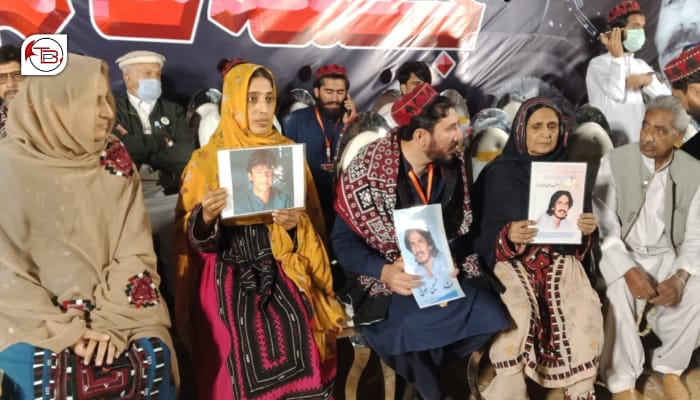 کراچی ءَ پشتون تحفظ مومنٹ ءِ مچی ءَ بیگواھیں مردمانی کھولاں بھر زرتگ
