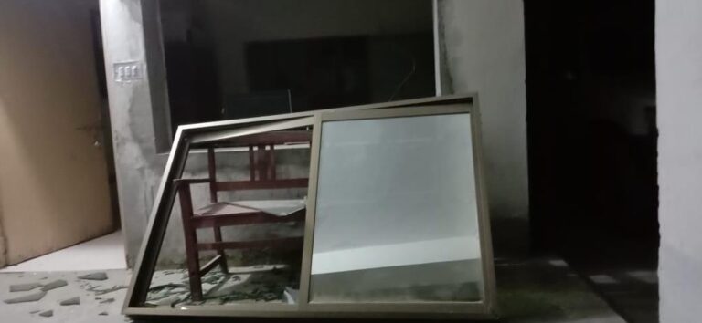 نوشکی ءَ بنجل ءِ نیم تباہ کتگ ءُ دژمن ءِ چِل ءُ پنچ کارمند کُشتگ اَنت، جنگ برجاہ انت- بی ایل اے