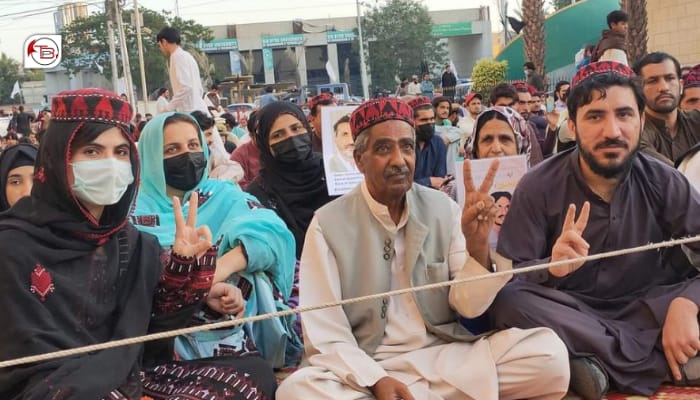سندھ اسمبلی ءِ نزیک ءَ پی ٹی ایم ءِ زھرشانی، وی بی ایم پی ءِ رھشوناں بھر زرتگ