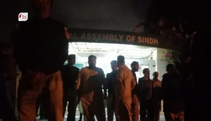 کراچی ءَ بیگواھیں مردمانی کھول سر ءَ پولیس ءَ لَٹ ءُ کُتگ اَنت بازین ئِے دزگیر کتگ اَنت