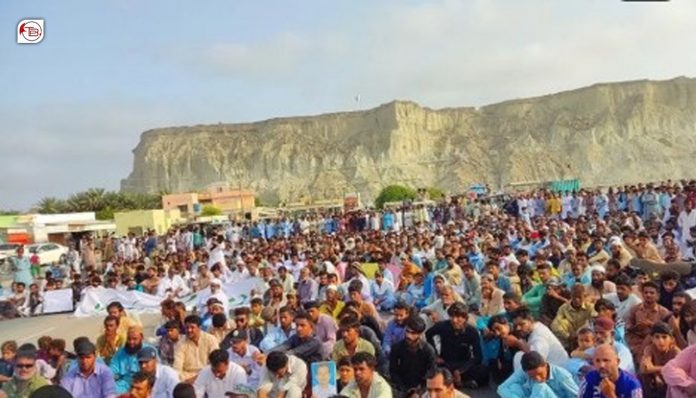 پاکستان ءِ مزن وزیر ءِ گوادر ءَ ترءُتاب، بیگواھیں مردمانی کھول ءِ زھرشانی