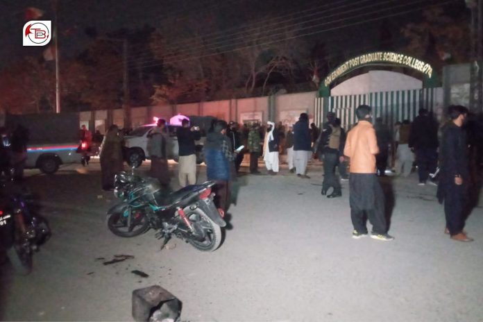 کلات ءَ پولیس تھانہ ءِ سر ءَ بمب تراکے بوتگ