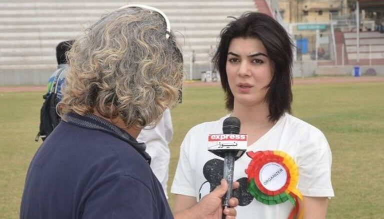 پشاور ءَ گاڑی ءِ سر ءَ تیرگواری چار خواجہ سرا زدگ