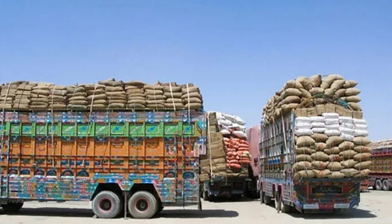 ایران ءَ آیوکیں ٹماٹر ءُ پیماز لوڑیں ٹرک دارگ بیتگ اَنت