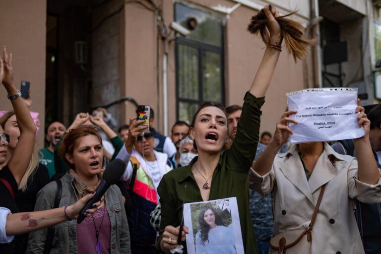 ایران ءَ مھسا امینی ءِ کوش ءَ پد زھرشانی درچ پنچمی ھپتگ ءَ سر بیتگ اَنت