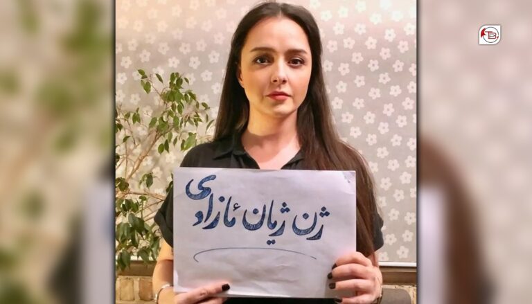 ایرانی ازمکار ءَ ابید سکارف ءَ وتی اکس شنگ کتگ ءُ گشتگ وتی ڈیھ ءِ واستا گھگیری کن آں