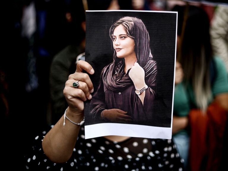 مھسا امینی ءِ ناگتی کوش: ایران ءَ زھرشانی کنوکیں چار سد مردم دَہ سال ءِ سزا داتگ اَنت