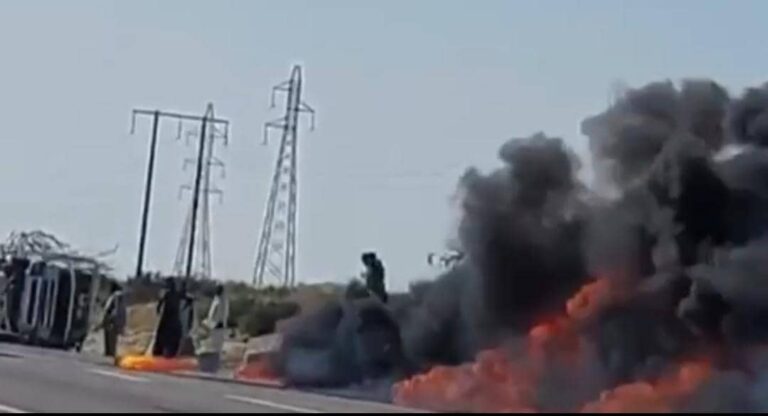 چھبار: دو تیل کشیں گاڑیانی ٹکر ورگ ءَ دو مردم بیران