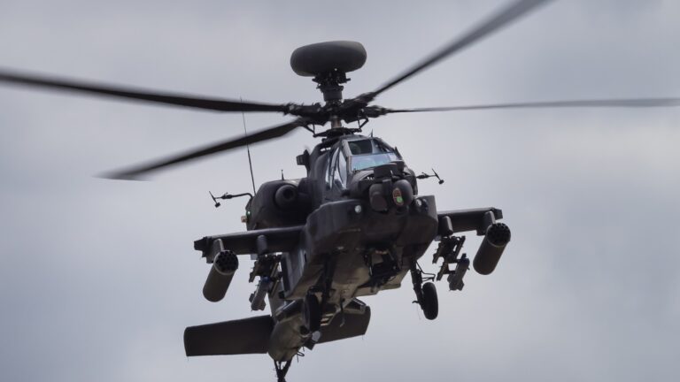 ھیلی کاپٹرانی کپگ ءِ تہ ءَ گیشی امریکہ ءِ لشکر ءَ پائلٹ گراؤنڈ راہ داتگ