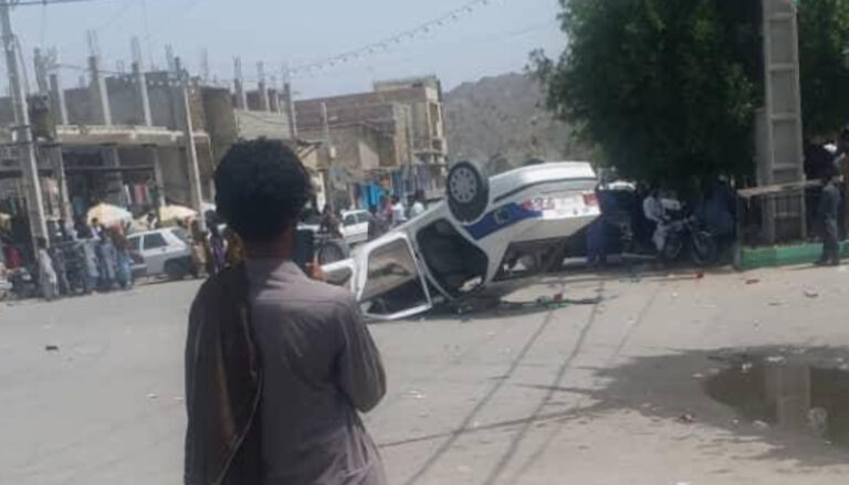 سرباز: ایرانی پولیس ءِ تیرگواری ءَ دو کس زدگ، مھلوک ءِ زھرشانی پولیس ءِ گاڑی بُن دیگ بیتگ اَنت