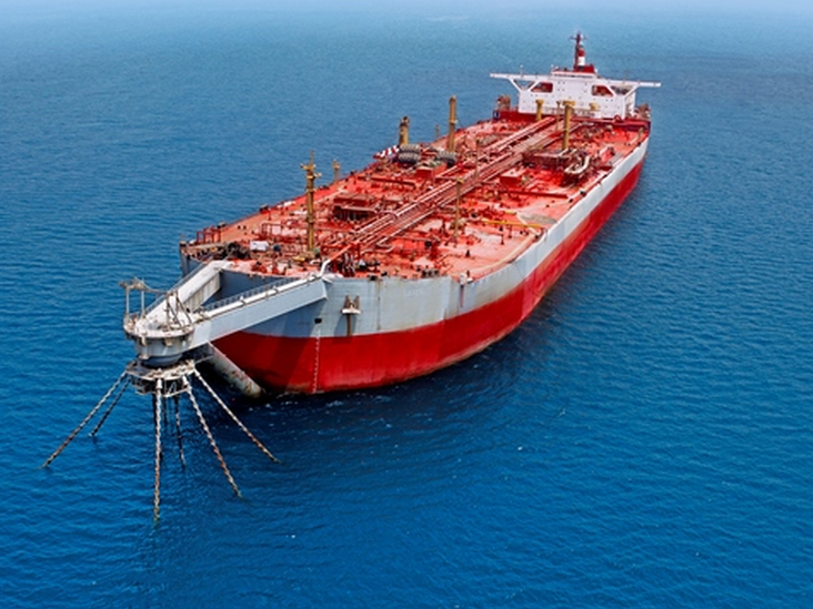 زنگاں گپتگیں آئل ٹنکر ءَ تیل ءِ روان دیگ ءَ آپی جھاز یمن ءَ دیم دیگ بیتگ