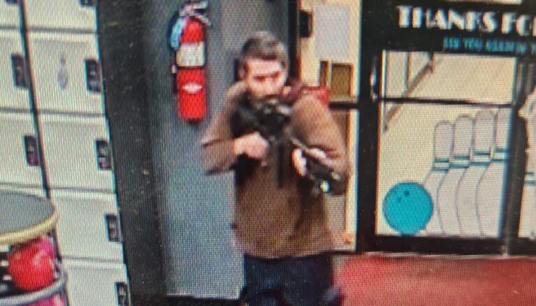 امریکہ: بیست ءُ دو مردمانی کوش ءَ ھواریں رابرٹ کارڈ ءِ جون دست کپتگ