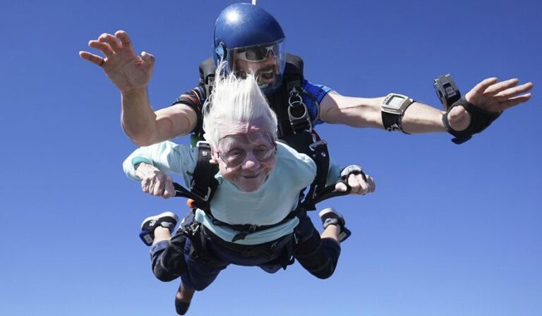 چہ پراھگ ءَ اسکائی ڈائیو کنوکیں پیرزال بیران بوتگ