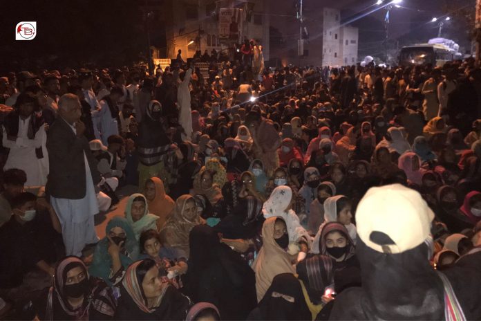 کراچی ءَ بلوچ چُکچینی بگیری ءَ مزنیں کچے ءَ دگانی سر ءَ درتکگ اَنت، پولیس ءَ زھرشانی کنوک ءُ اسپیکر گوں وت برتگ اَنت