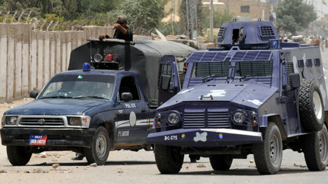 کیچ ءَ لیویز ءُ سلاہ بندانی میان ءَ میڑ ءَ دو مردم جنگ بوتگ