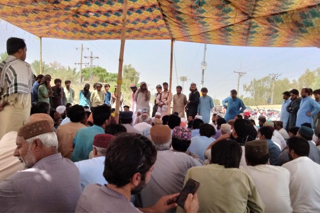 ھاران ءَ مختیار مینگل ءِ یل نہ کنگ ءَ شھر ءَ تھتگ بندیں ھڑتال ءُ نندانک برجاہ ءَ اِنت-