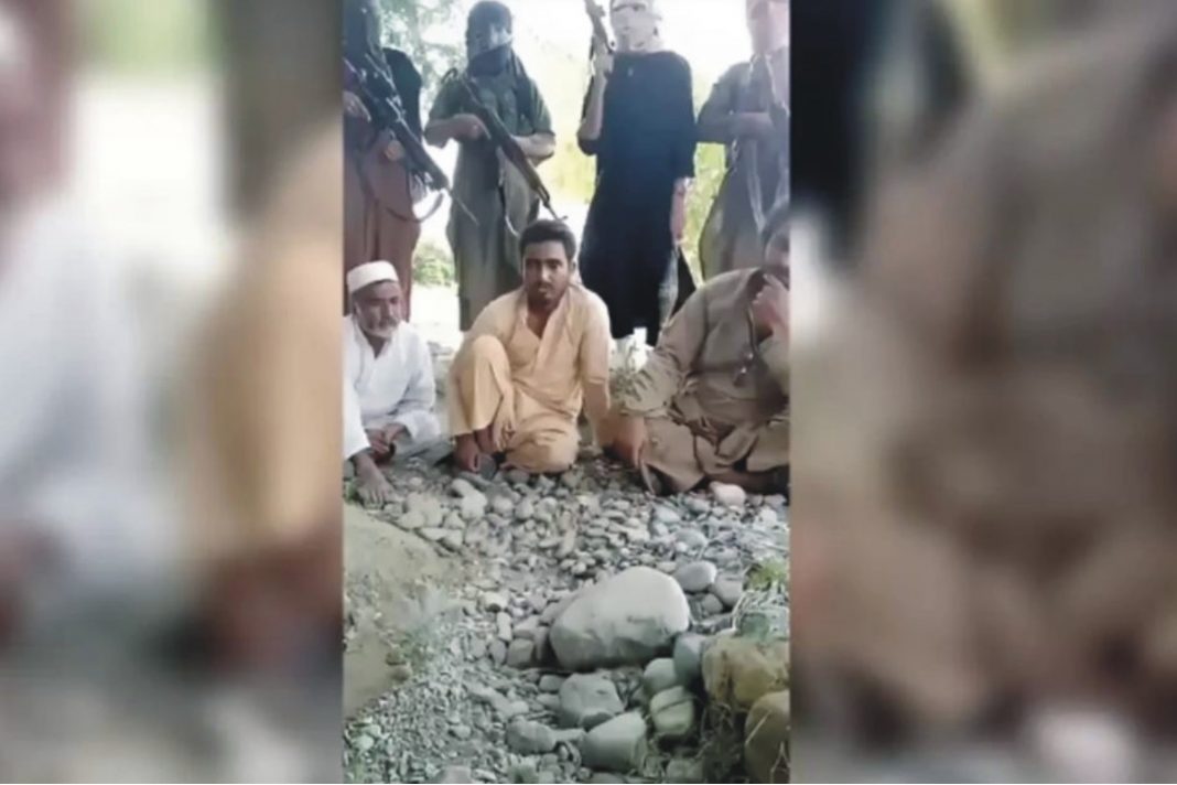 سوئی ناردرن گیس ءِ سے کاردار گوں ھمراہ گاڑی ءَ آوار جنگ بیتگ اَنت