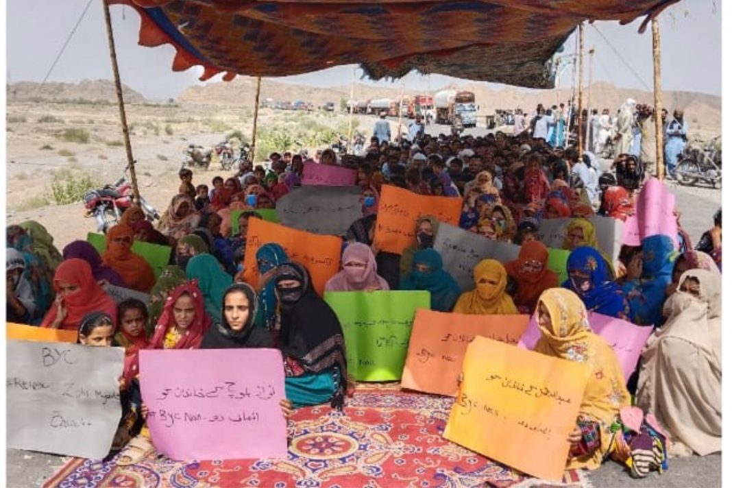 گریشہ: اگاں مئے بیگواھیں دوستناک یل کنگ نہ بیت اَنت گڑا آ زھرشانی ءِ راہ ءَ دْرچ اَنت– کھول