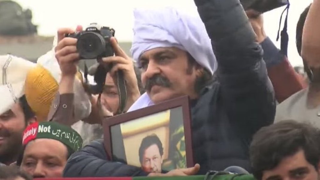 سروزیر ھیبرپکتونواہ علی امین گنڈاپور کے پی ھاؤس ءَ دزگیر – پی ٹی آئی