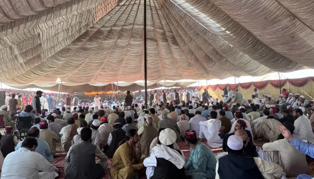 پشتون زمین ءِ سر ءَ زورگر کنوکیں چہ وردی ءَ بہ بنت یا بے وردی ءَ 60 روچ ءِ تہ ءَ یل بہ کن انت۔ پشتون راجی جرگہ