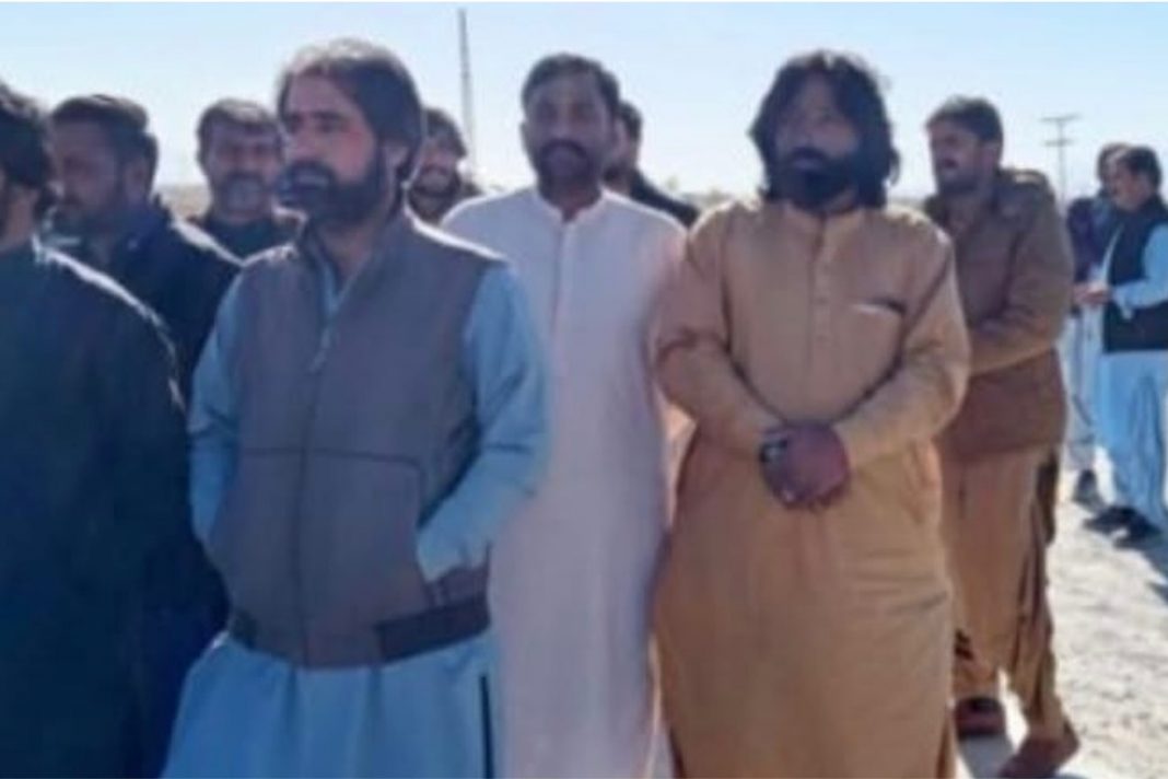 مستونگ: پولیس ءِ نیمگ ءَ اھوالکار ءِ لٹ ءُ کٹ ءِ ھلاپ ءَ زھرشانی کنان ءَ شھدگ بند کنگ بیتگ