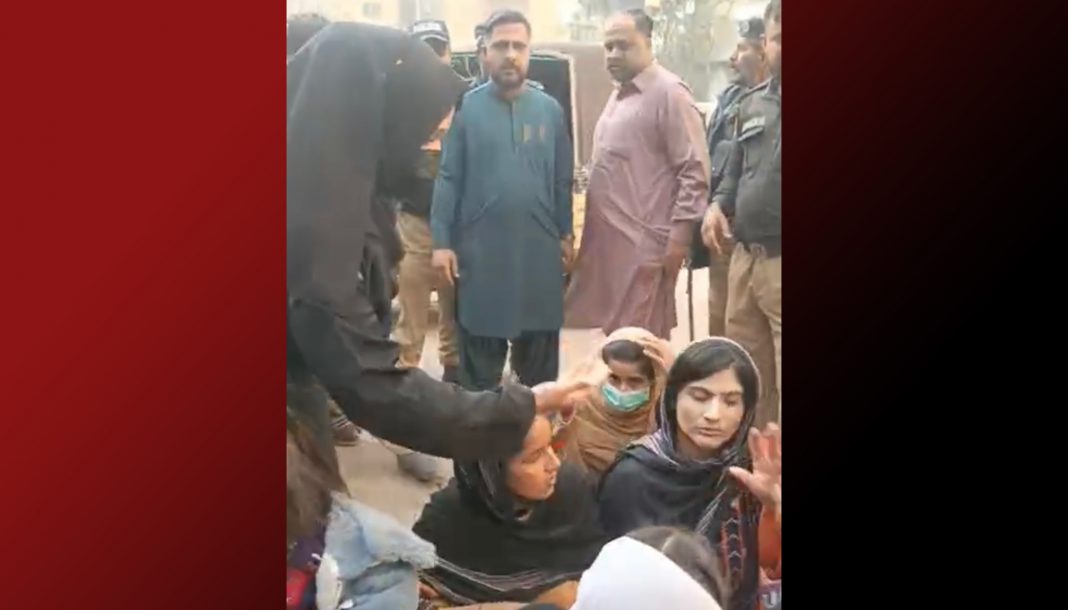 کراچی پولیس ءَ سمی دین، فوزیہ بلوچ، آمنہ بلوچ ءَ ھوار بی وائی سی ءِ باسک دزگیر کتگ انت