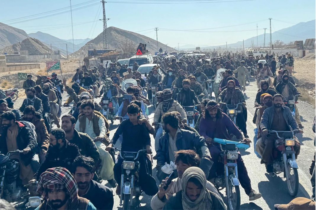 مستونگ : بلوچ شھیداں سُھرچکیں دروت ءِ ندر کنگ ءِ ھاتر ءَ روانک ءُ مراگش برجم دارگ بیتگ