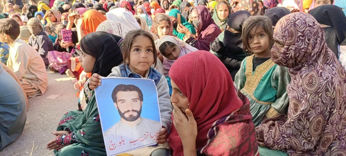 زھری زورانسری آوار جنی : پنچ مردم یل کنگ بیتگ، چار آمیدگس ءَ پیش ءُ سے انگت بیگواہ ءَ اِنت، زھرشانی برجاہ
