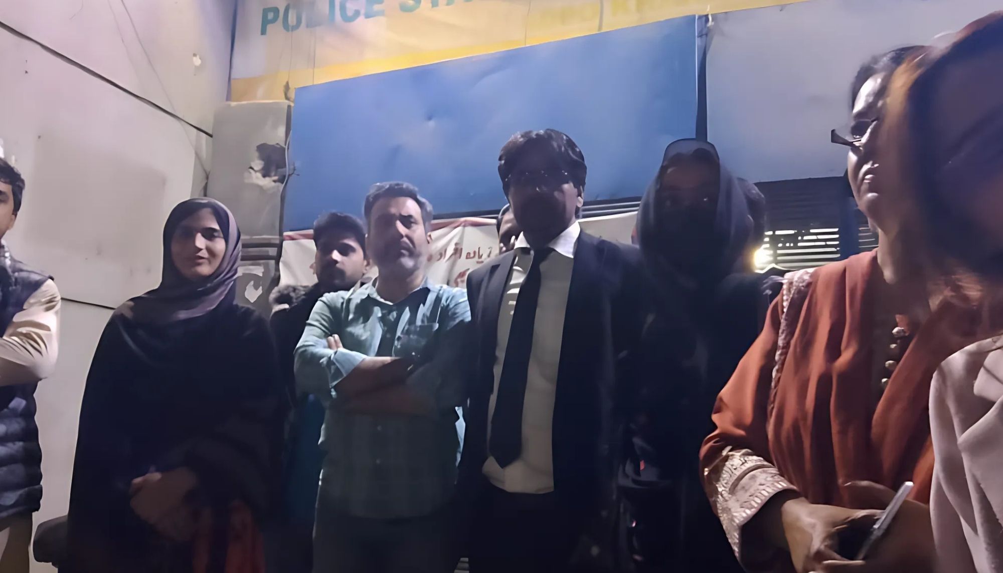 من آں یک انچیں تھانھے ءِ تہ ءَ کتگ اِت کہ اود ءَ زالبولیں پولیس کارمند نہ بیتگ- سمی دین بلوچ