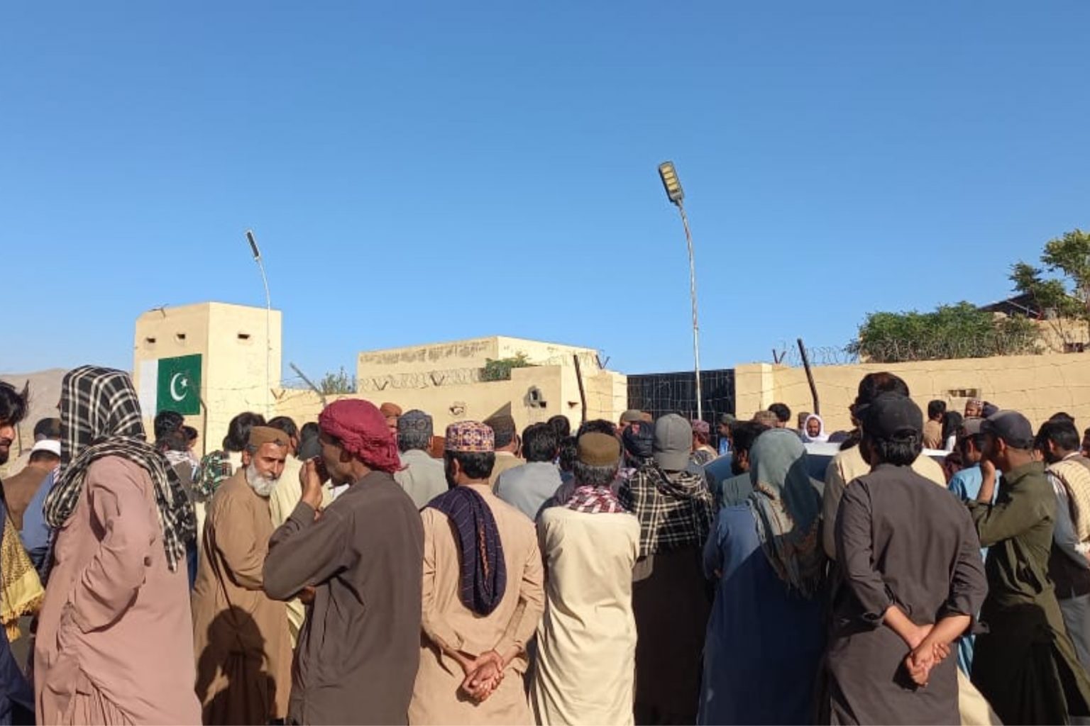 مستونگ : پاکستانی پوج ءَ لوگ سر ءَ بیڑبرتگ، پنچ مردم زورانسری بیگواہ کتگ اَنت، مھلوک زھرشانی ءَ اِنت