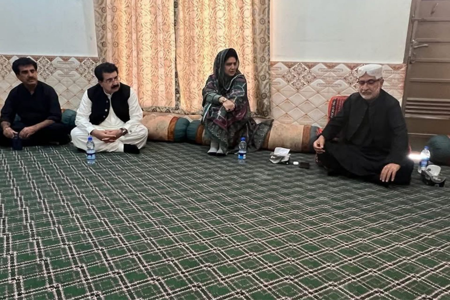شال: لک پاس دھرنا، سرکاری ٹولی گوں سردار اختر مینگل ءَ گپ ءُ تران کنگ ءِ جھد