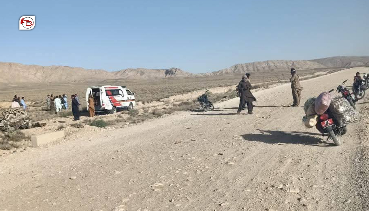 کلات: پک اپ گاڑی ءِ سر ءَ بمب تراک، سَے مردم بیران، پنچ زدگ بیتگ انت