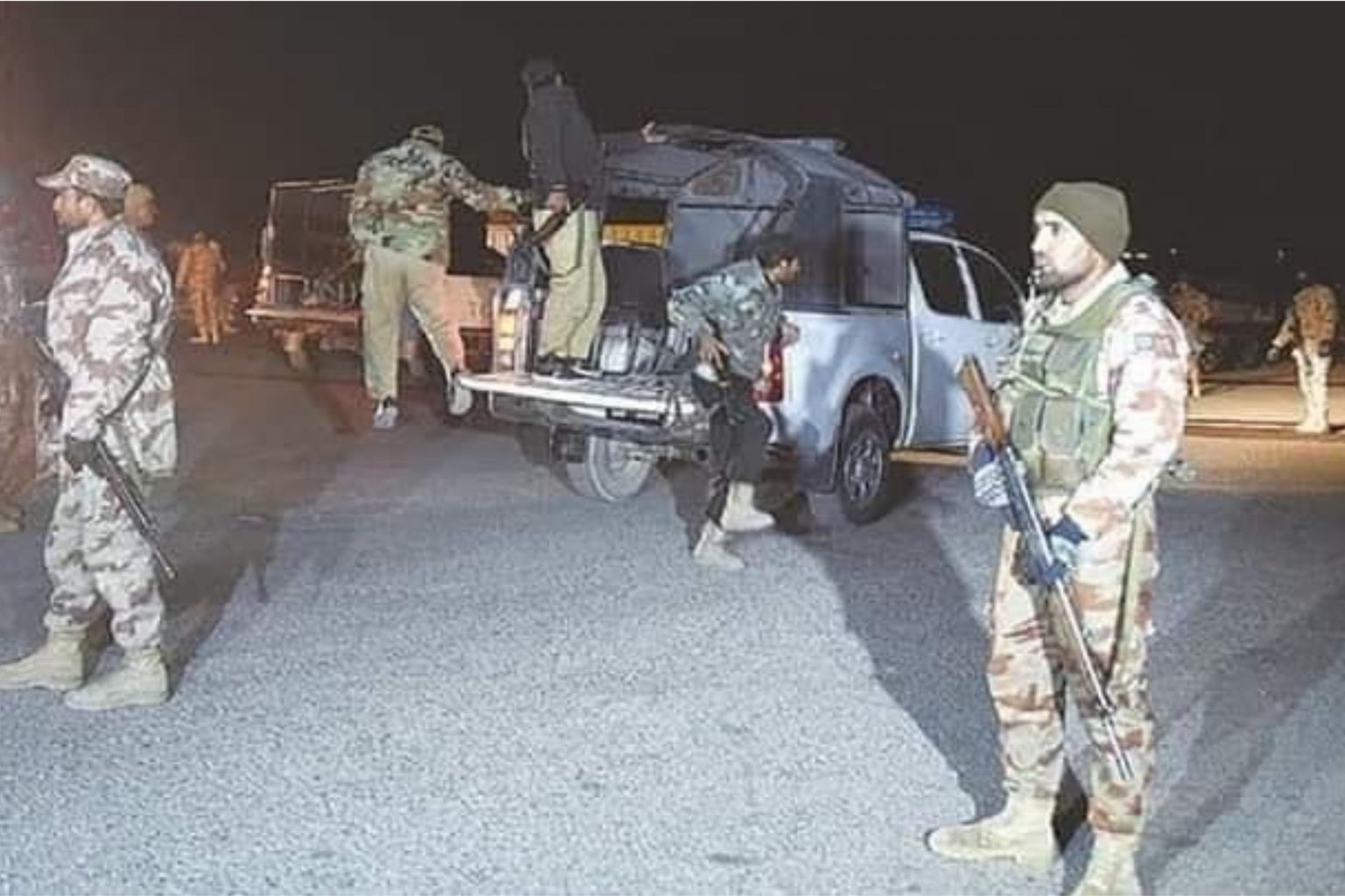 کلات ناکہ بندی : چار پولیس کارندہ گپتگ، دہ بندیگ یل کنائینتگ اَنت