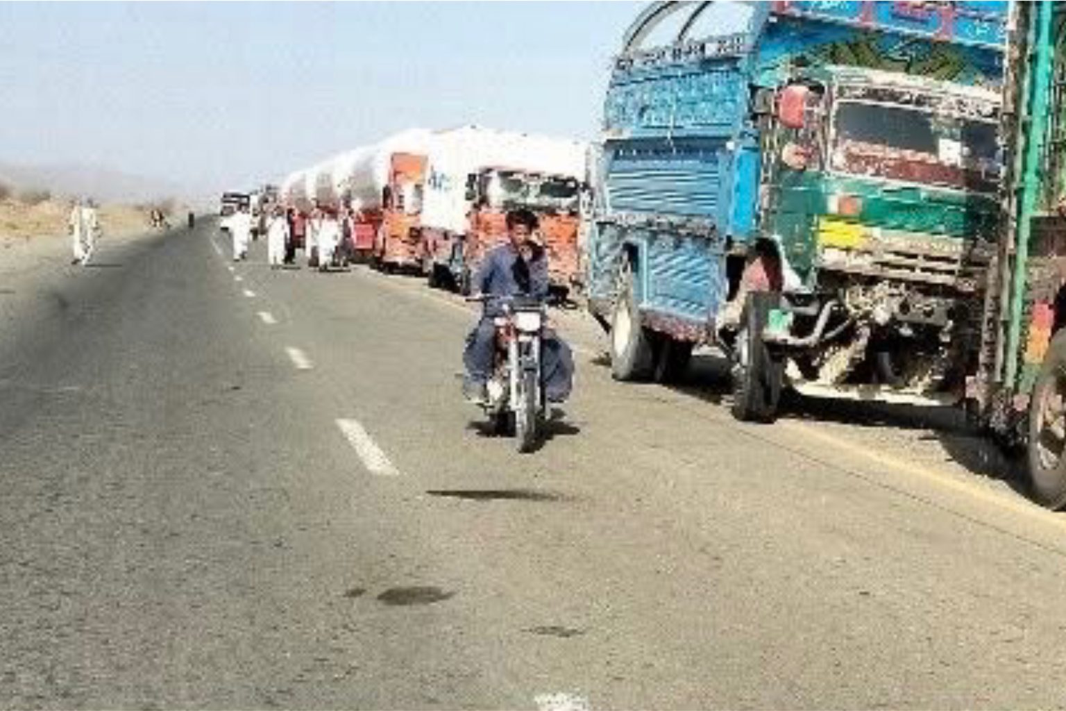تربت : پاکستانی پوج ءِ دست ءَ زورانسری بیگواہ کنگ بیتگیں پولیس کارندہ ءِ یل نہ کنگ ءِ ھلاپ ءَ زھرشانی برجاہ