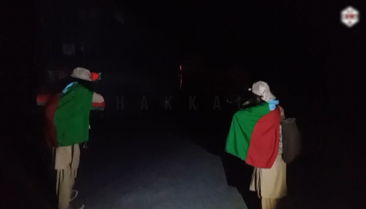 دالبندین: سلاہ بندیں مردماں ناکہ بندی کتگ، مڈی بروکیں گاڑی مانداشتگ انت
