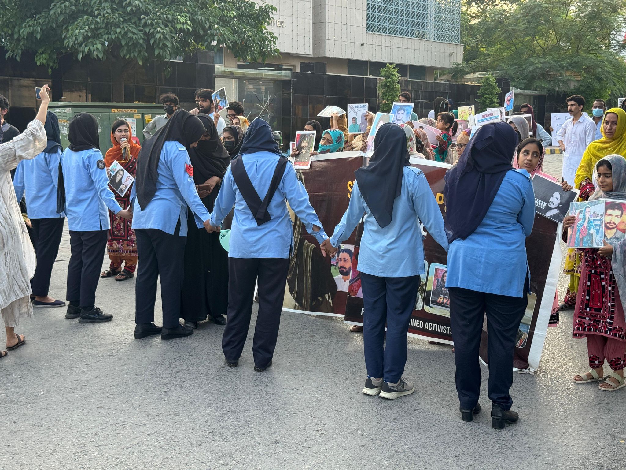 اسلام آباد ءُ کراچی ءَ بیگواھیں مردمانی ھاتر ءَ زھرشانی برجاہ
