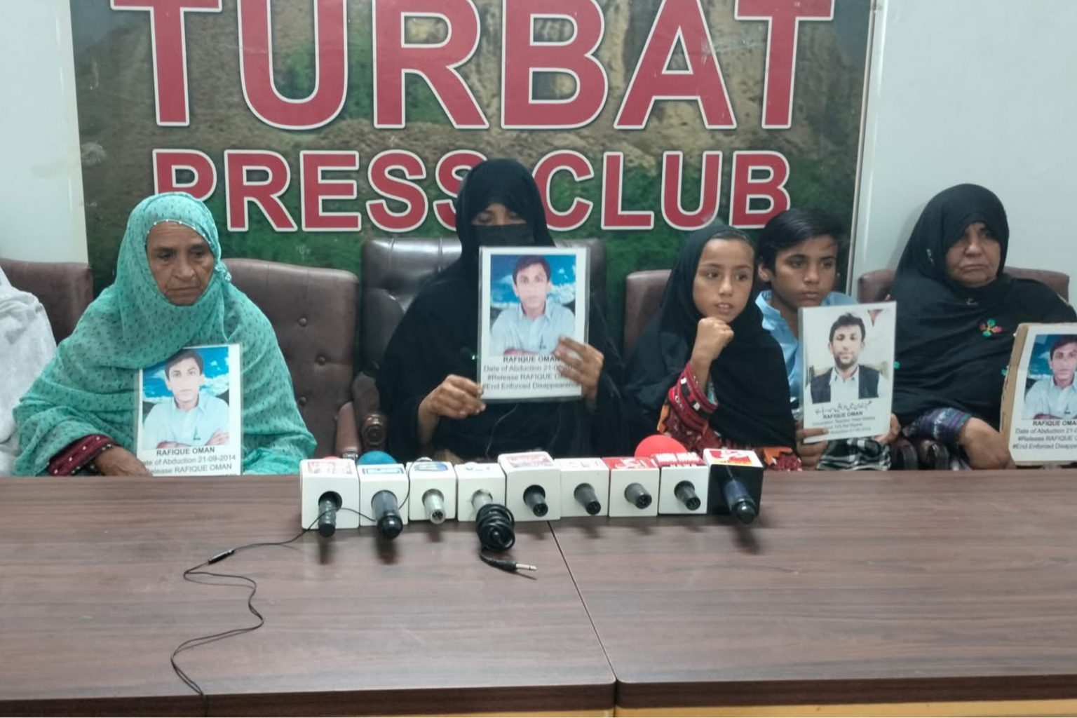 تربت : بیگواھیں رفیق اومان ءِ کھول ءِ پریس کانفرنس، دو بیگواھیں مردمانی لاش دزکپتگ اَنت، یک ورنایے زورانسری بیگواہ،فدائی الطاف ءِ لوگ ءِ سر ءَ بیڑ برتگ