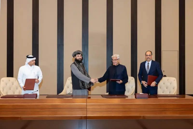 پاکستان ءُ اوگانستان ءَ ترندیں جنگ بندی ءِ سر ءَ تپاک کتگ، خواجہ آصف ءَ گوں طالبان ءَ گپ ءُ تران برجاہ دارگ ءِ جار جتگ