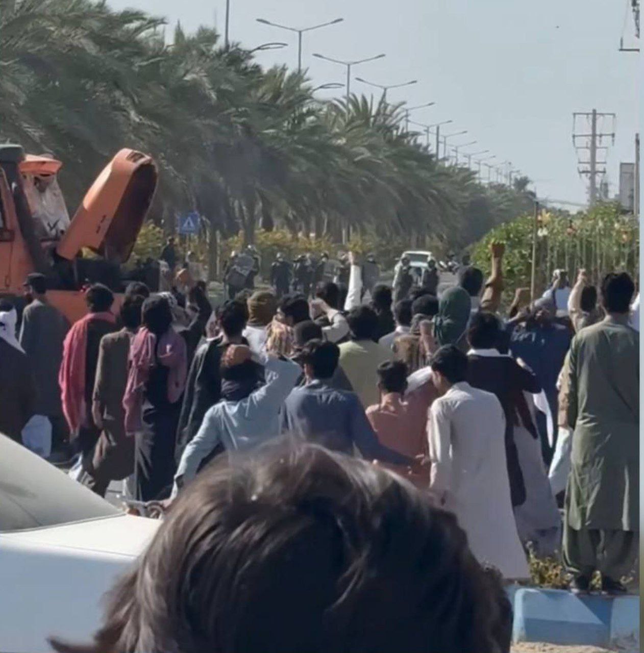 ایران ءَ زھرشانی، انٹرنیٹ ءِ بندش: گرانھادی ءُ ڈیھ ءِ سرکار ءِ مٹ کنگ ءِ واستا سرجمیں ڈیھ ءَ زھرشانی