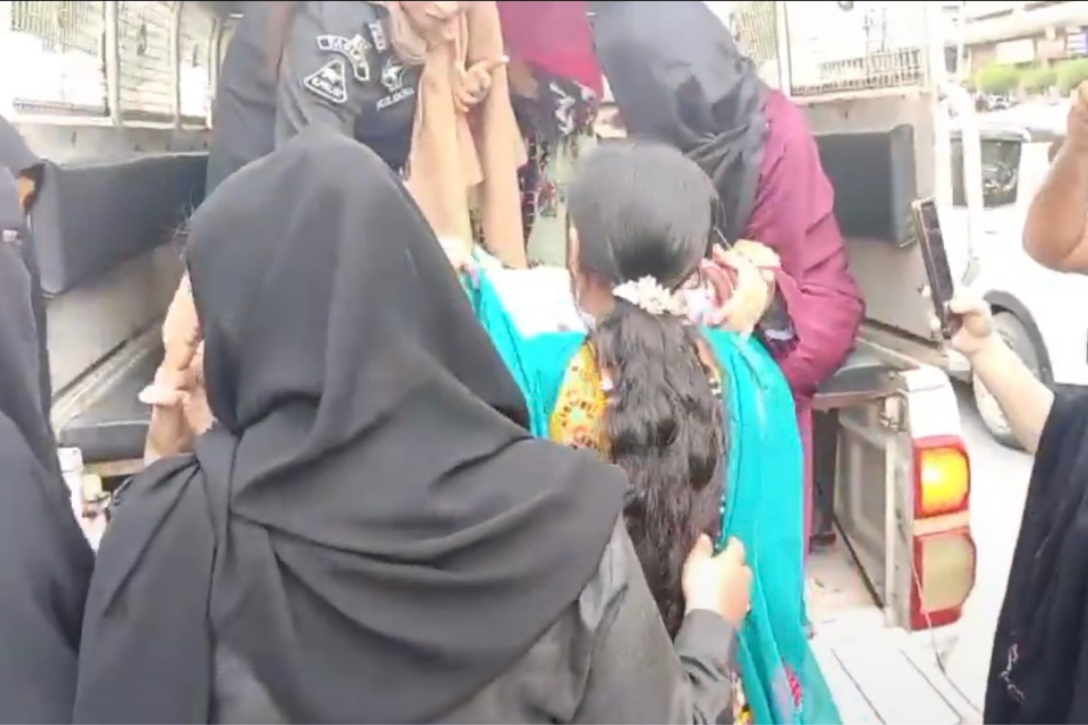 کراچی: برات ءِ زورانسری بیگواھی ءِ ھلاپ ءَ زھرشانی کنوکیں فوزیہ بلوچ مات ءَ ھوار دزگیر