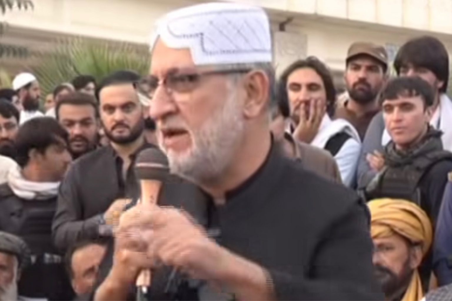 بلوچ چکچینی ءِ میان ءَ چہ پشتون رھشوناں امیت داشتگ ۔ مروچی ھما جاور پشتونانی سرا کپتگ انت ۔ اکتر مینگل