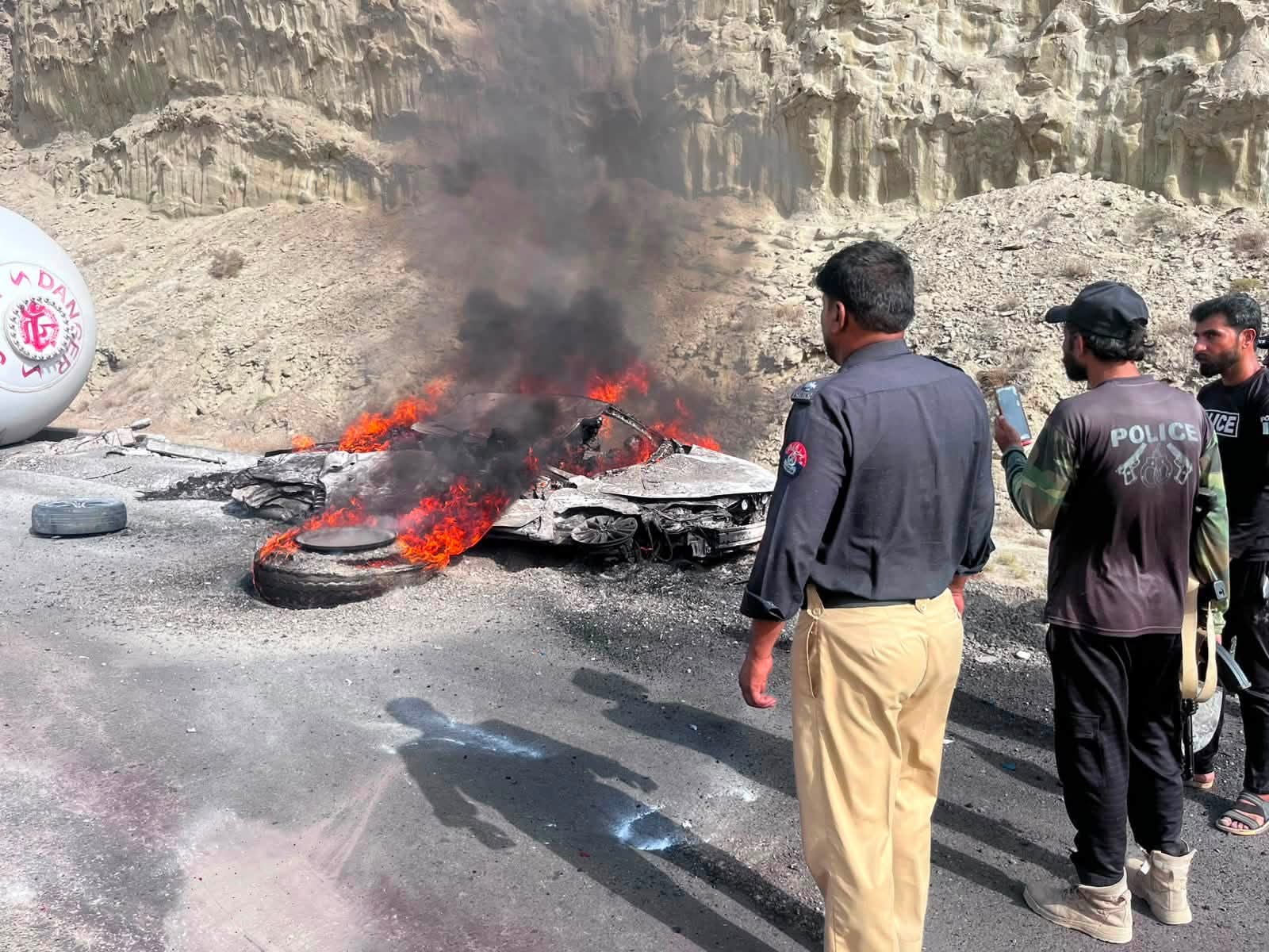 اورماڑہ: کوسٹل ھائی وے ءِ سر ءَ بوزر گاڑی ءُ سواری ءِ گاڑی ءِ میان ءَ وئیل، شش مردم بیران