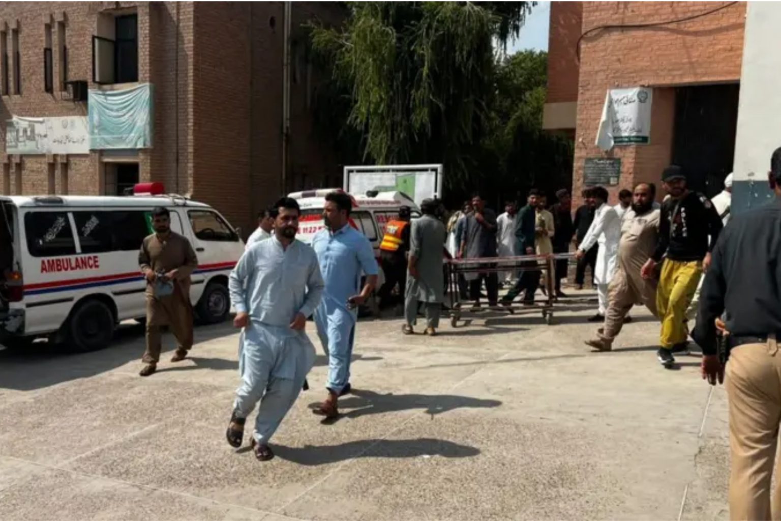 کوھاٹ: اولڈ پولیس لاائنز ءِ مسیت ءِ سر ءَ پُریں گاڑی ءِ گوں اُرش، پنچ کارندھاں ھوار شانزدہ مردم بیران
