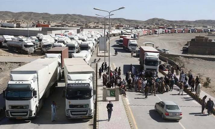 چاگی : باپاری دگ سر ءَ سلاہ بندیں مردماں باپاری گاڑی دستیگ کتگ
