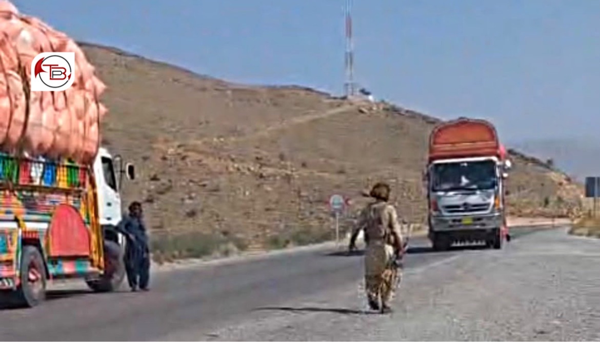 خضدار ءِ نزیک ءَ سلاہ بندیں مردماں سی پیک ءِ شاھدگ بستگ ءُ گاڑیانی پٹ ءُ پول کتگ انت۔